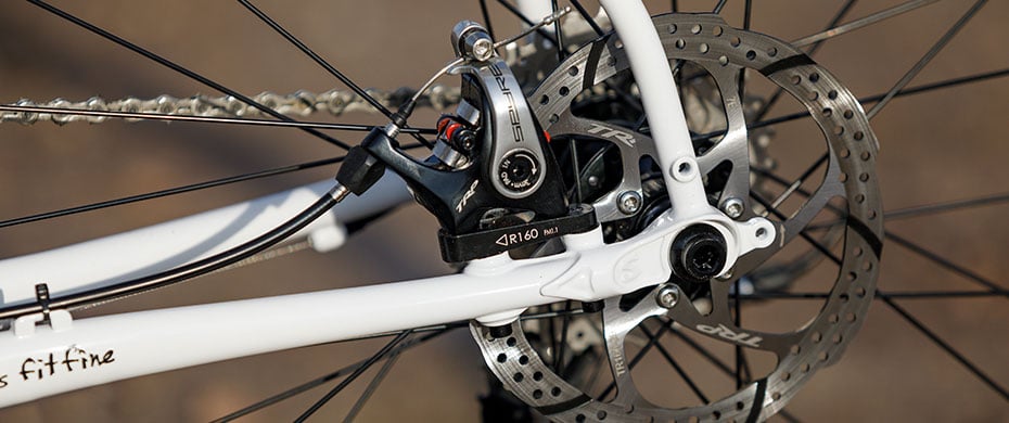 Particolare del blocco cambio posteriore della Gravel Bike Surly