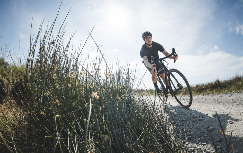 Hack in Black Saracen Gravel Bike su strada