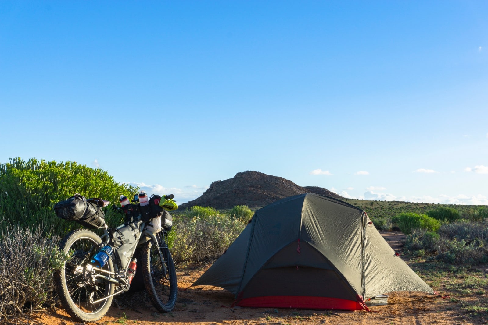 biciclette da viaggio e tenda