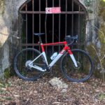 3T Exploro race Ekar davanti ad un cancello