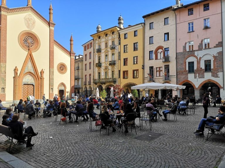 osteria del bikecafe in piazza a pinerolo - estate 2021